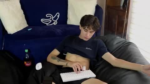 Snapshot of derekswan chatting on November 22, 2025, 8:08 pm Derek online show from November 22, 2025, 8:08 pm