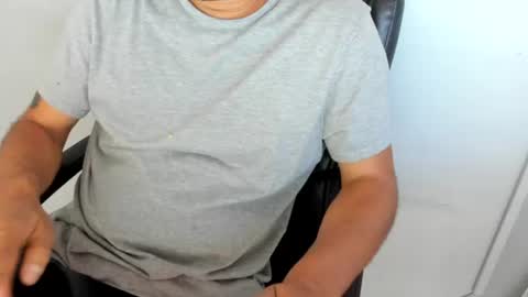Snapshot of derrik_ chatting on August 7, 2026, 3:25 pm online show from August 7, 2026, 3:25 pm