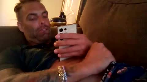 Snapshot of desertan20 chatting on October 6, 2025, 10:40 pm Tall and Handsome online show from October 6, 2025, 10:40 pm