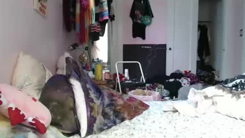 Snapshot of devilg1rl chatting on May 3, 2026, 6:58 pm poutyangel online show from May 3, 2026, 6:58 pm