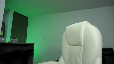 Snapshot of devin_hunter chatting on December 20, 2024, 7:28 pm Devin Hunter online show from December 20, 2024, 7:28 pm