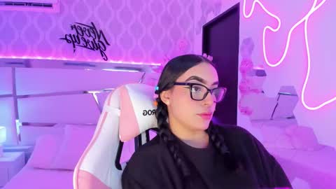 DevoraCook online show from November 18, 2025, 3:16 pm