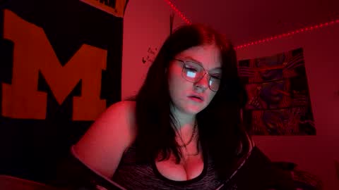 dezzydez354 online show from February 18, 2026, 5:03 am