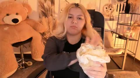 Dia online show from December 18, 2025, 7:42 pm