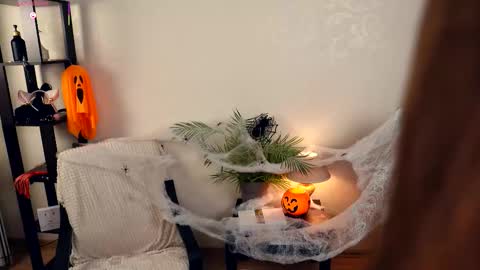 Elwyna online show from October 28, 2025, 7:05 pm