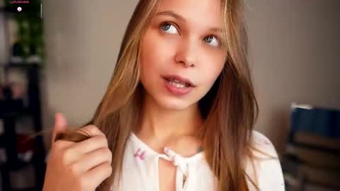 Elwyna online show from November 13, 2025, 6:51 pm