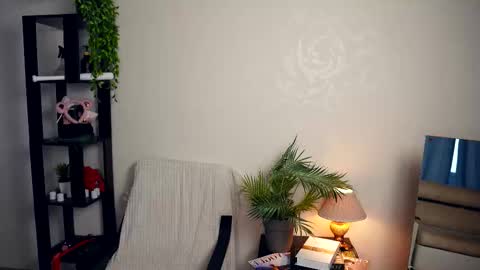 Elwyna online show from November 18, 2025, 6:51 am