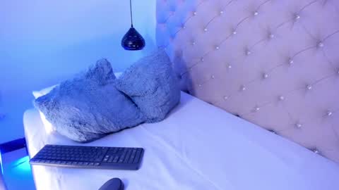 dikey_18 online show from December 12, 2024, 9:26 pm