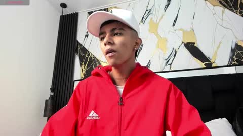 dikey_18 online show from January 11, 2025, 7:49 pm