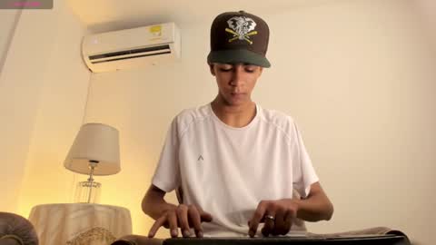 dikey_18 online show from January 13, 2025, 8:15 pm