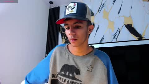 dikey_18 online show from February 6, 2025, 8:34 pm