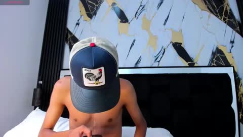 dikey_18 online show from February 6, 2025, 11:37 pm