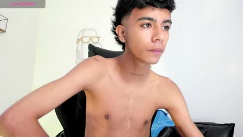 dikey_18 online show from February 9, 2025, 11:36 pm