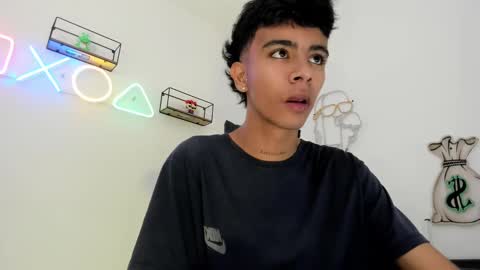 dikey_18 online show from February 10, 2025, 7:28 pm