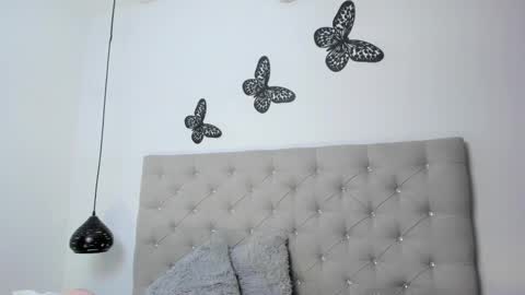 dikey_18 online show from February 12, 2025, 12:27 am