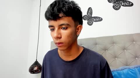 dikey_18 online show from February 14, 2025, 6:02 am