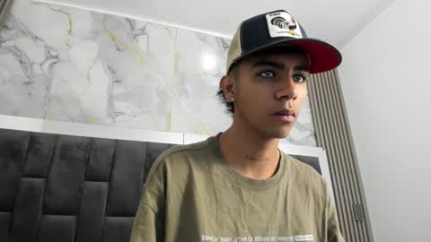 dikey_18 online show from February 14, 2025, 8:37 pm