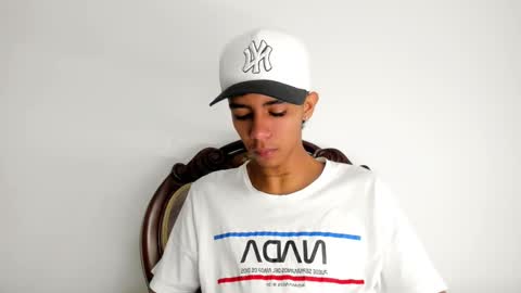 dikey_18 online show from February 18, 2025, 8:25 pm