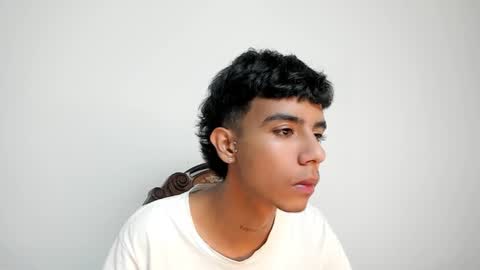 dikey_18 online show from February 19, 2025, 6:00 am