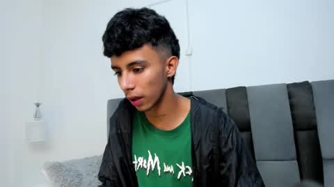 dikey_18 online show from February 27, 2025, 3:04 am