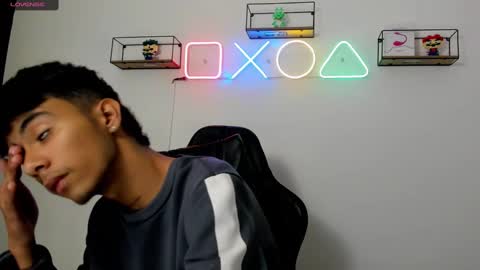 dikey_18 online show from March 7, 2025, 5:29 am