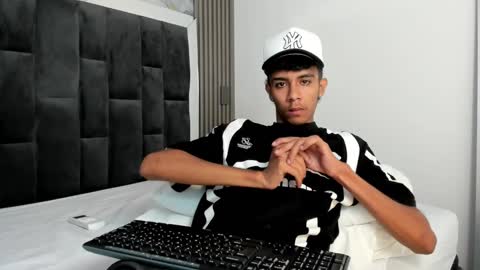 dikey_18 online show from March 8, 2025, 12:11 am