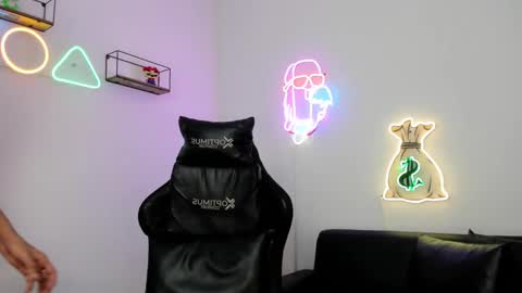 dikey_18 online show from March 10, 2025, 8:23 pm