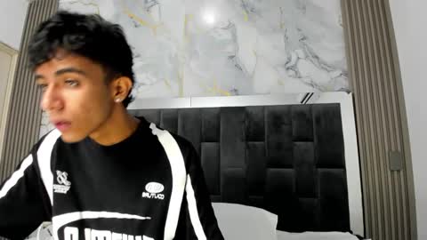 dikey_18 online show from September 24, 2025, 8:12 pm