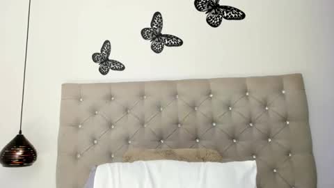 dikey_18 online show from September 25, 2025, 9:51 pm