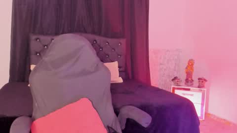 Violet online show from December 22, 2025, 5:04 am