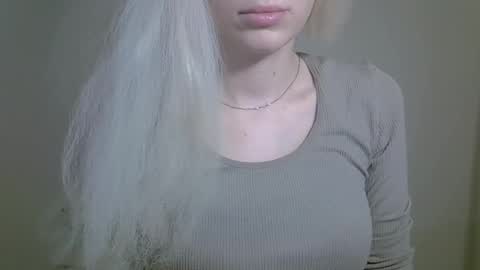 DitaMilton online show from November 3, 2025, 3:24 pm