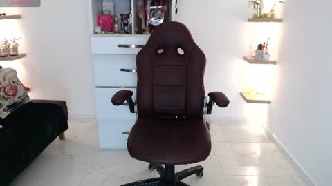 Snapshot of diva_milf chatting on June 18, 2026, 9:19 pm Diva online show from June 18, 2026, 9:19 pm