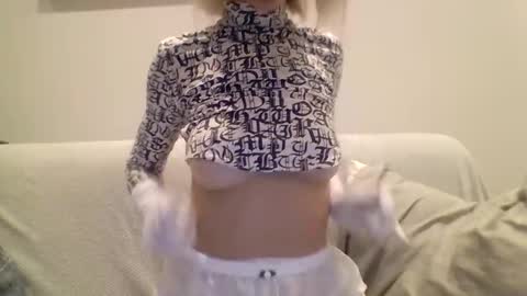 divine_creature online show from January 15, 2025, 9:09 pm