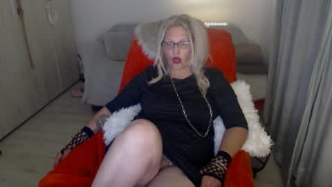 Snapshot of divineblond chatting on May 20, 2026, 12:17 am Alexxa online show from May 20, 2026, 12:17 am
