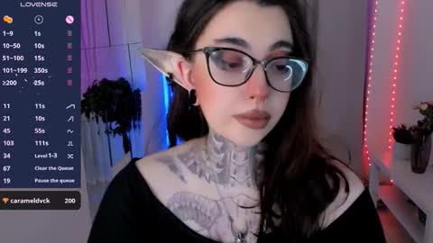 dixipixi_ online show from November 7, 2025, 5:51 am