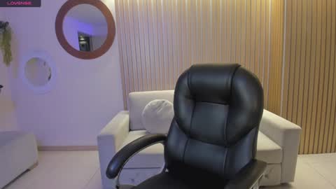 Dolcie  online show from December 19, 2024, 12:12 pm