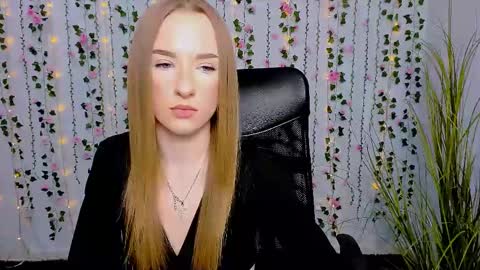 doll_vey online show from March 7, 2025, 3:39 pm