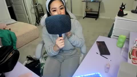 DOLLLFACE online show from December 5, 2025, 2:20 am