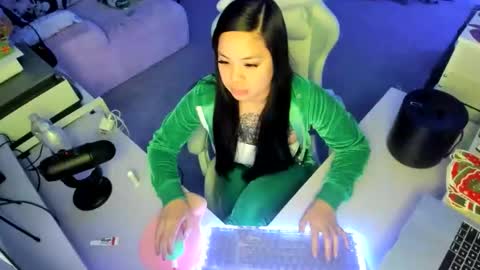 DOLLLFACE online show from December 16, 2025, 6:18 am