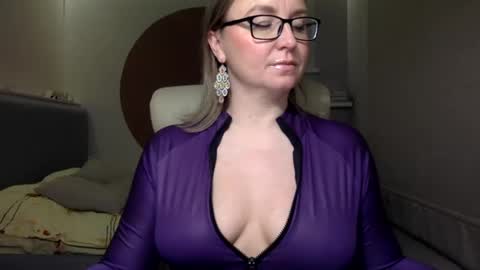 DOM MUMMY online show from December 2, 2024, 5:59 pm