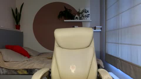 DOM MUMMY online show from September 9, 2025, 6:35 am