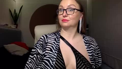 DOM MUMMY online show from November 5, 2025, 6:02 am