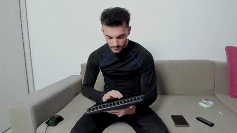 dominicvalente online show from October 19, 2025, 7:47 pm