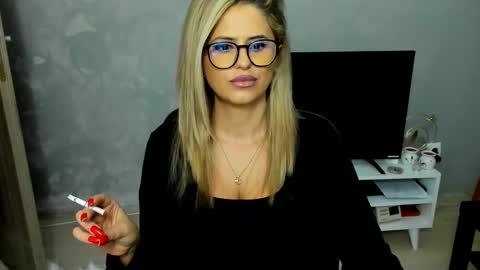 Tessa online show from November 22, 2025, 10:20 pm