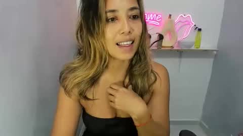 Snapshot of dona_tella chatting on May 24, 2026, 11:26 am dona_tella online show from May 24, 2026, 11:26 am
