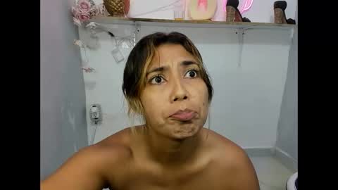 Snapshot of dona_tella chatting on June 3, 2026, 2:33 pm dona_tella online show from June 3, 2026, 2:33 pm
