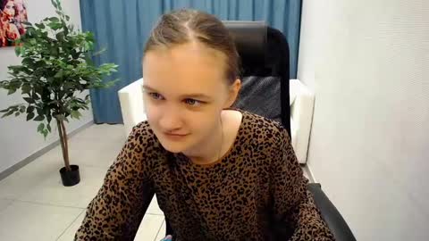 Snapshot of donnasia chatting on May 25, 2026, 11:05 am Sia online show from May 25, 2026, 11:05 am