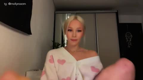 Snapshot of doublesees chatting on May 31, 2026, 1:18 pm MOLLYYYY dont forget to give me a thumb up online show from May 31, 2026, 1:18 pm