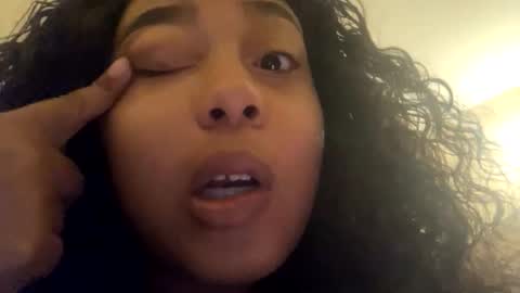 dove_love22 online show from November 6, 2025, 12:44 am