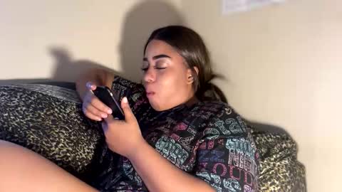 dove_love22 online show from December 17, 2025, 4:24 pm